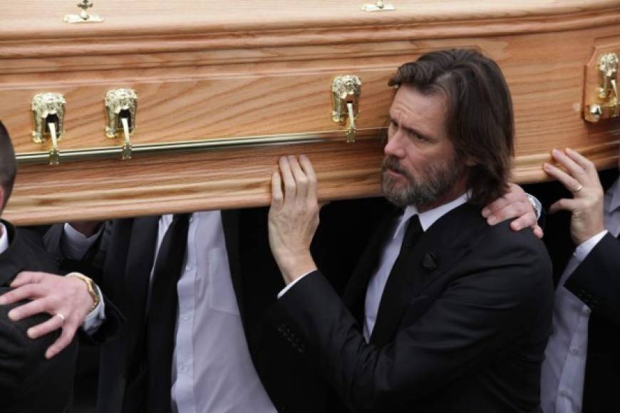 <br/>Después de la ceremonia en la capilla de Nuestra Señora de Fátima, Carrey transportó con otros hombres el ataúd de White para ser enterrado en el cementerio local, junto a su padre, Pat.