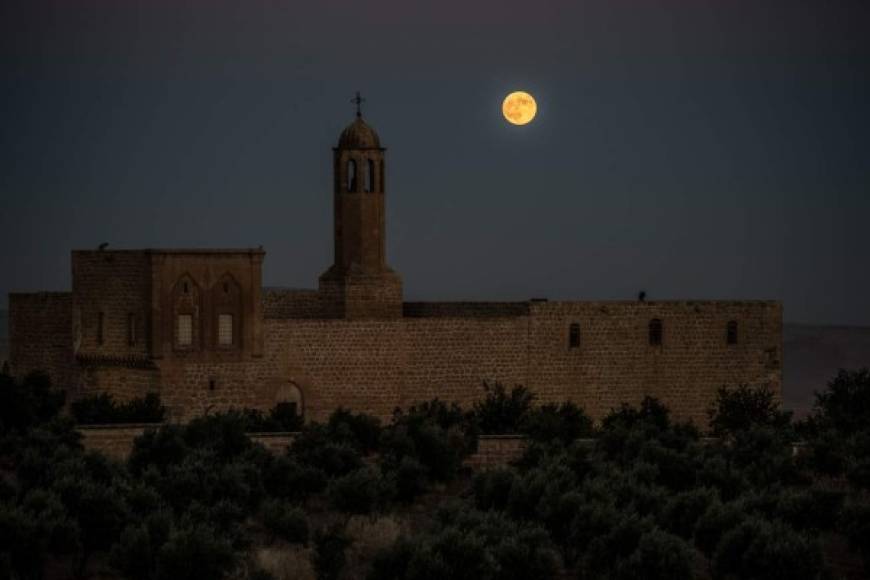Esta imagen muestra la luna llena durante un eclipse de 'luna de sangre' sobre la iglesia Mor Mikhail en Mardin en Turquía.