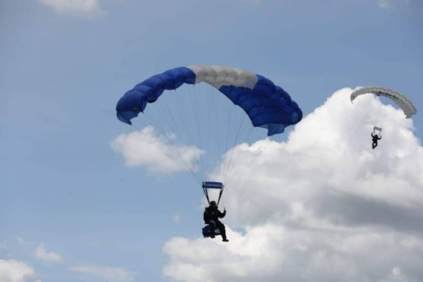 A las 12:00 del medio día se ejecutó el Himno Nacional de Honduras, por parte de la Banda de las Fuerzas Armadas, y posteriormente se guardó un minuto de silencio en memoria de los fallecidos por la pandemia de COVID-19.