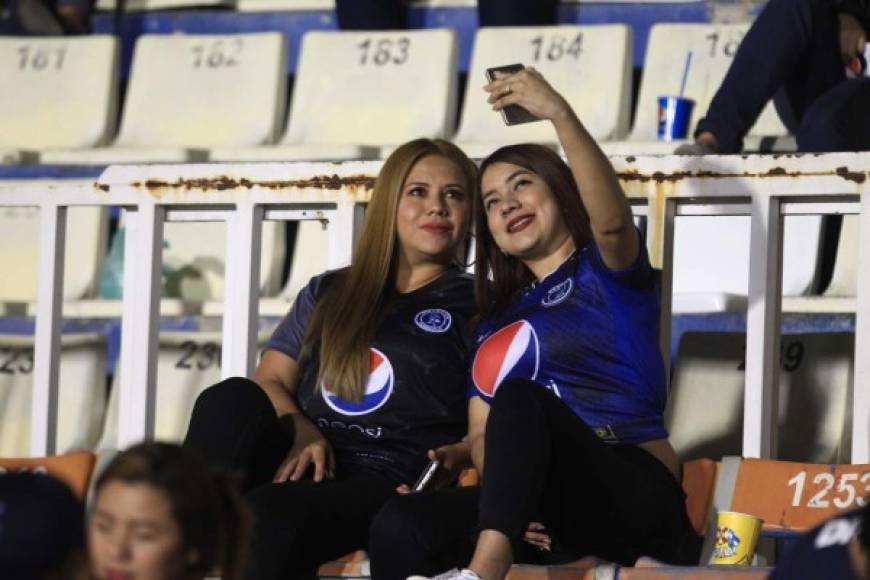 Una selfie de dos bellas aficionadas del Motagua en las gradas del estadio Nacional.