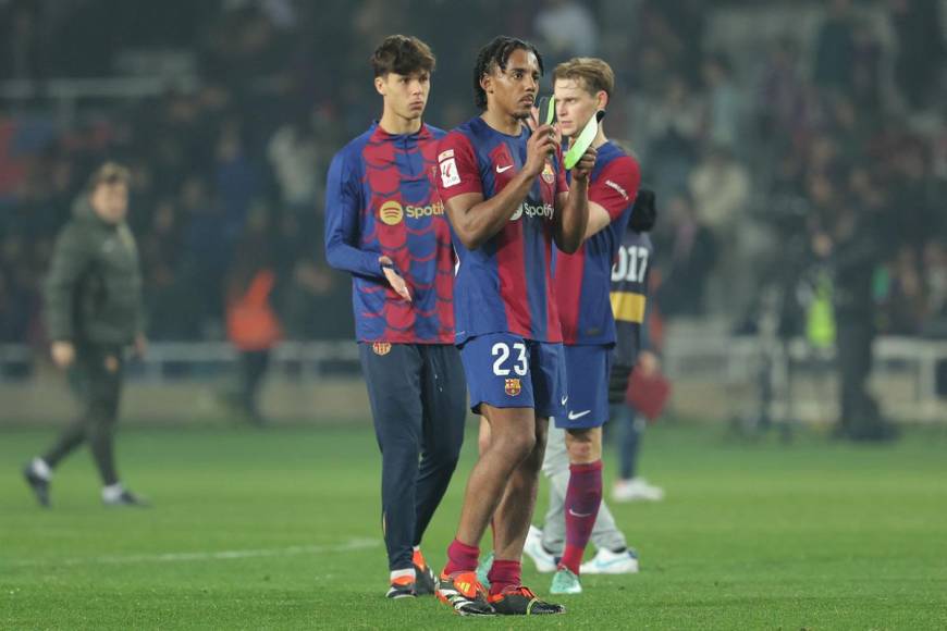 Jules Koundé y Frenkie de Jong agradecen a los aficionados del Barcelona por el apoyo.