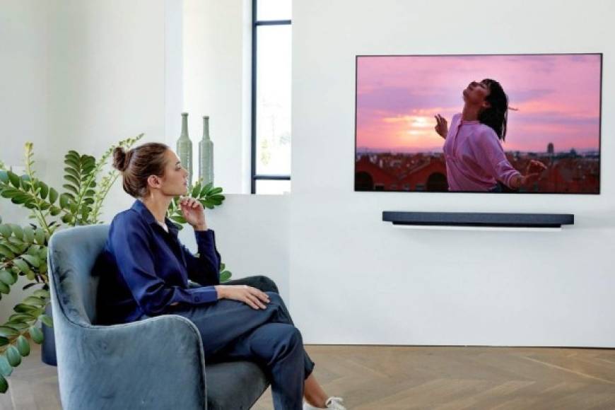 Compras en el televisor<br/><br/>A partir de este año, los propietarios de un televisor conectado webOS de LG podrán comprar objetos que vean en pantalla en programas asociados, según la empresa TheTake. También podrán hacer preguntas y obtener respuestas en tiempo real sobre lo que ocurre en la pantalla, ya sea deporte, noticias o películas.