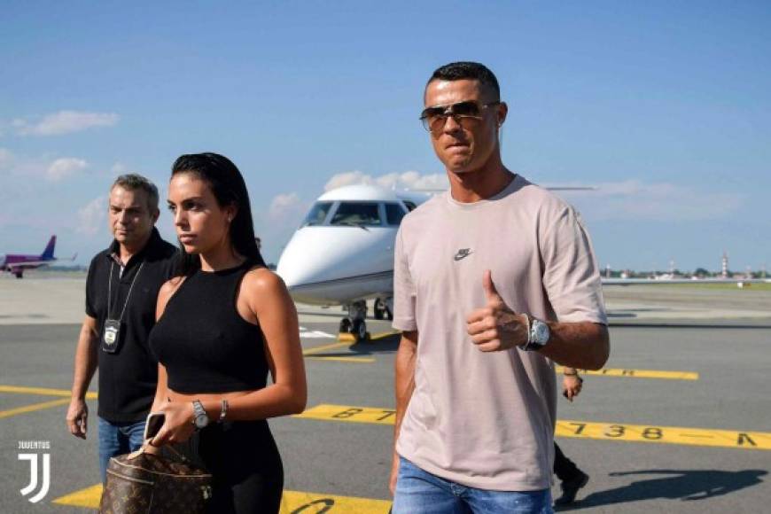 Cristiano Ronaldo llegó este domingo a Turín. El portugués ha aterrizado en el aeropuerto de Caselle junto a su pareja, Georgina Rodríguez, horas antes de ser presentado (este lunes) como nuevo jugador de la Juventus.