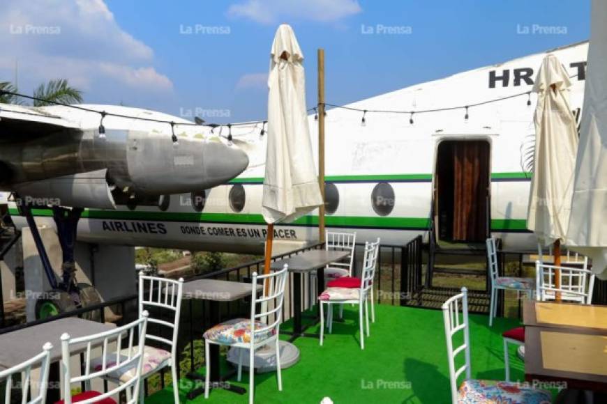 Previo a abordar el restaurante avión, también hay un área libre donde se puede disfrutar de un agradable ambiente.