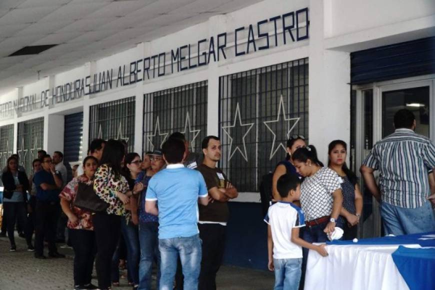 Cientos de personas llegaron a la sede del Partido Nacional en San Pedro Sula para recibir material.