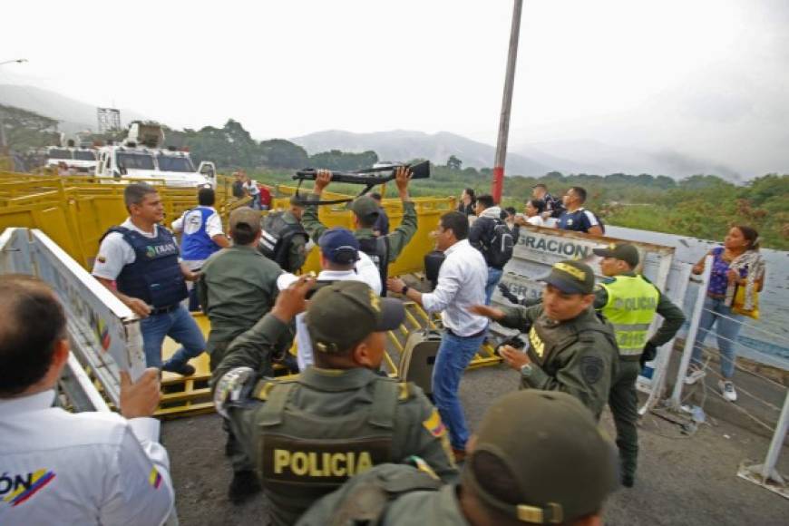 Tres de los militares se movilizaban en una tanqueta blanca y tumbaron una de las vallas de seguridad del puente Simón Bolívar, en la ciudad colombiana de Cúcuta, y pidieron refugio en Colombia.