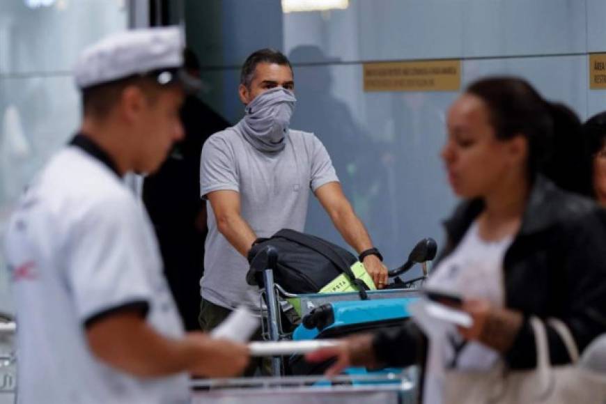 Chile también confirmó este martes su primer caso de coronavirus, se trata de un hombre de 33 años que viajó por cerca de un mes por el sudeste asiático, informó el ministro de Salud, Jaime Mañalich. El paciente se encuentra hospitalizado en el hospital de Talca, una ciudad ubicada unos 350 km al sur de Santiago.<br/><br/>La persona viajó durante un mes por distintos países del sudeste asiático, particularmente por Singapur. Arribó a Chile el pasado 25 de febrero pero presentó los primeros síntomas hace pocos días.