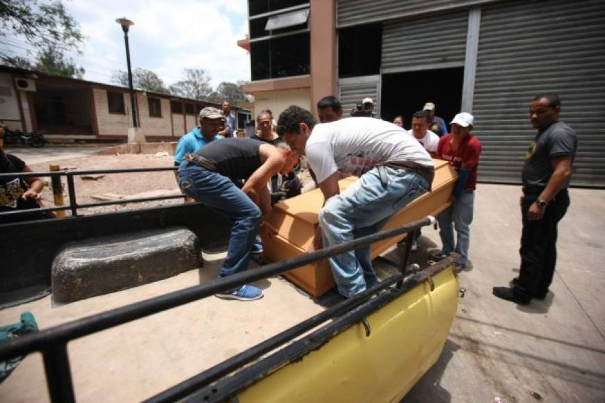 Los ataúdes fueron recogidos en humildes automóviles que reflejan la condición de las personas que murieron violentamente la noche del sábado.