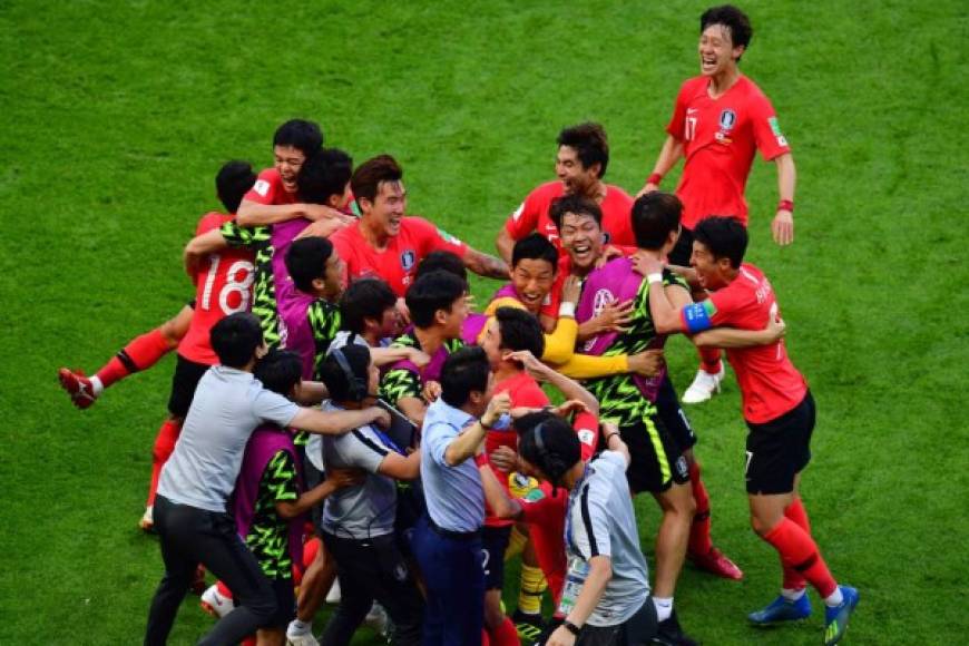 Los jugadores de Corea del Sur celebrando finalmente el primer gol tras la aprobación del VAR. Foto AFP <br/>