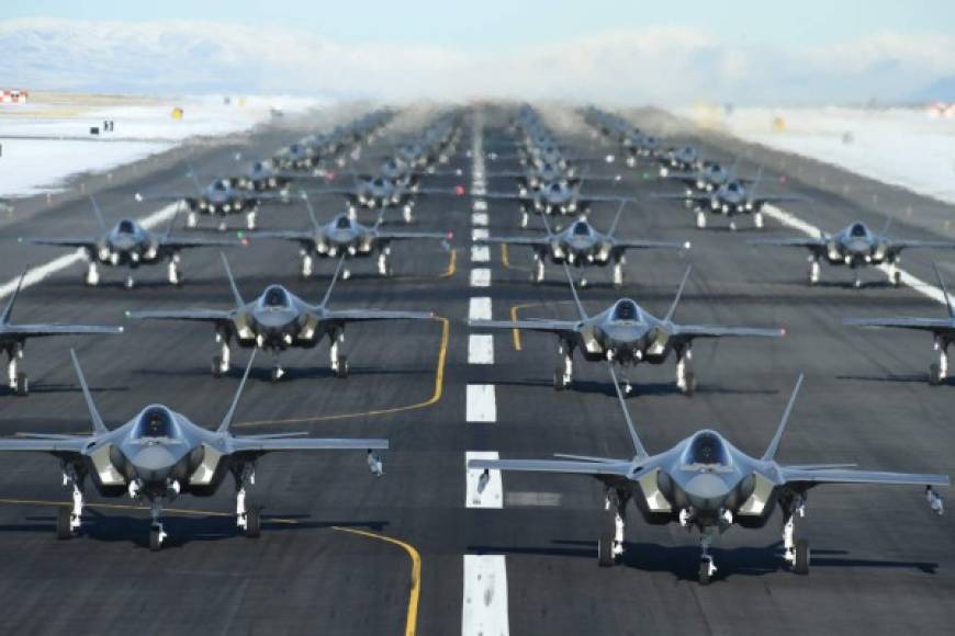 La Fuerza Aérea de Estados Unidos realizó una demostración de fuerza con 52 cazas de guerra F-35, el mismo número de objetivos que el presidente Donald Trump amenazó con atacar en Irán en una nueva escalada de tensiones entre Washington y Teherán.
