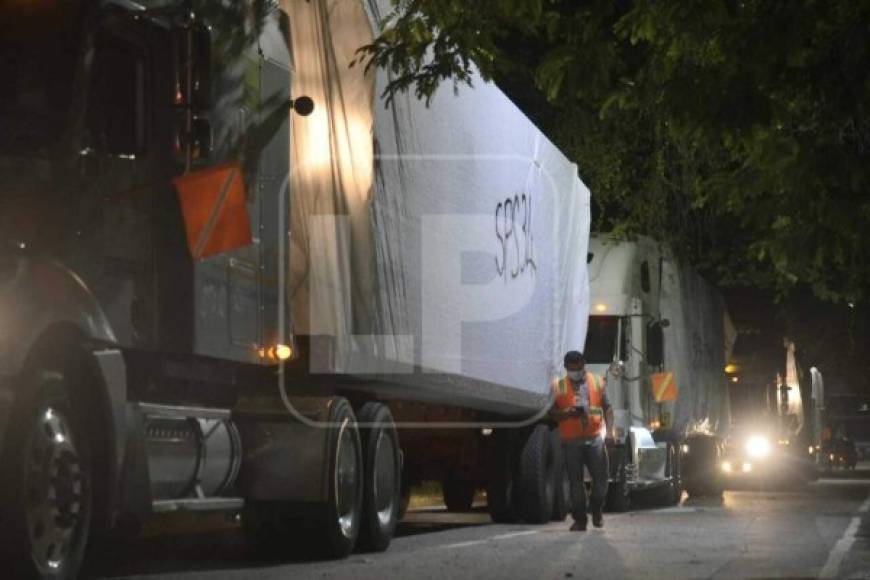 Añadió que el miércoles se estarían trasladando otros 15 contenedores.<br/><br/>En los próximos días, un equipo se encargará de la instalación del hospital móvil, de acuerdo con lo informado por miembros de la junta interventora de Inversión Estratégica de Honduras (Invest-H).