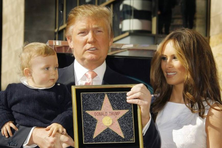 Donald fue honrado en el Paseo de la Fama de Hollywood con la estrella 2 mil 327 desde el 2007, gracias a su show, The Apprentice.<br/>