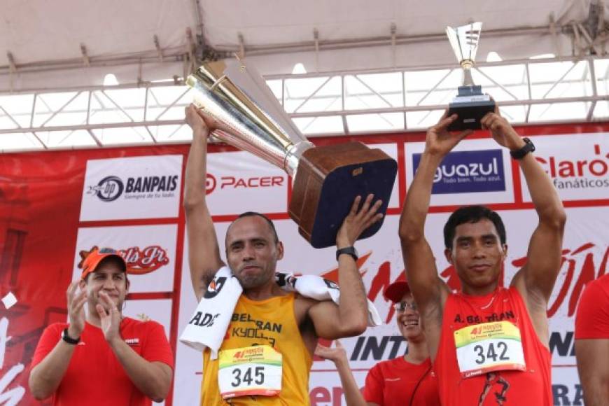 Categoría 21 kilómetros nacional: Gustavo Romero de Tegucigalpa, primer lugar;<br/>Bernardo Sánchez de San Pedro Sula, segundo lugar.