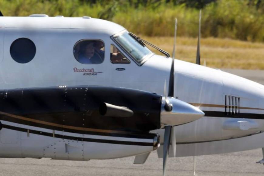 os supuestos narcotraficantes fueron entregados este jueves a las autoridades estadounidenses y partieron en un avión privado hacia la ciudad de Miami, bajo rigurosas medidas de seguridad.