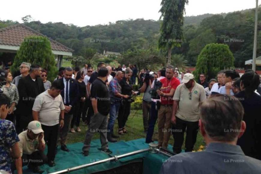 Familiares y amigos en el momento que se despedían de Edwin Pavón.