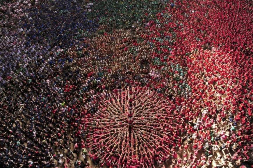 Los 'castells' (castillos) son torres humanas formadas por 'colles' (Pandillas) de distintos pueblos de la Cataluña interior.<br/>