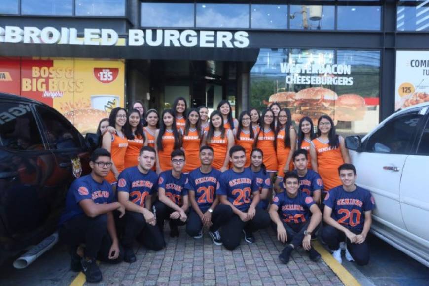 Las emociones por el último año de colegio acoge a la promoción 2020 de bachilleres del Liceo Bilingüe Centroamericano (LBC).Los estudiantes fueron los protagonistas de una mañana llena de felicidad y bienvenida al año escolar.<br/><br/>frAternidad. La clase 2020 del Liceo Bilingüe Centroamericano<br/>