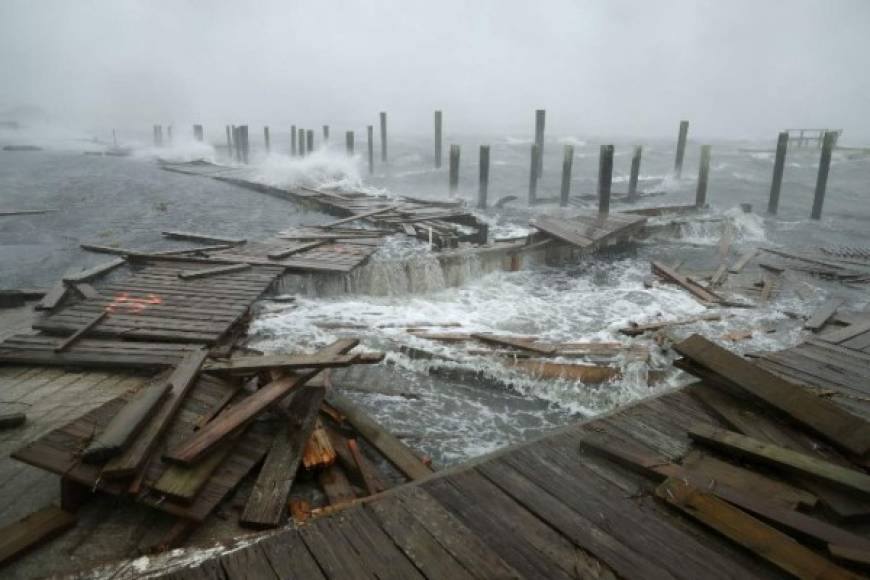 ATLANTIC BEACH, NC - SEPTEMBER 13: Portions of a boat dock and boardwalk are destroyed by powerful wind and waves as Hurricane Florence arrives September 13, 2018 in Atlantic Beach, United States. Coastal cities in North Carolina, South Carolina and Virginia are under evacuation orders as the Category 2 hurricane approaches the United States. Chip Somodevilla/Getty Images/AFP