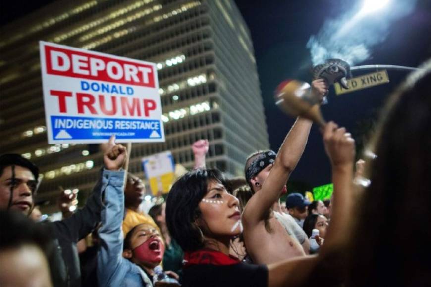 Con el lema de 'no es mi presidente' o 'deporten a Trump', miles de ciudadanos protestaron contra el magnate.