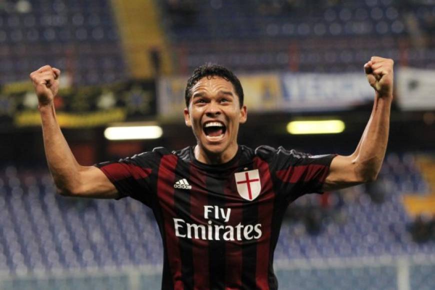 Según apunta Radio Caracol, el club monegasco quiere tener una delantera colombiana si Mbappé hace las maletas. Carlos Bacca, jugador del Milán, es una de las principales opciones si al final la joven promesa gala acaba saliendo.