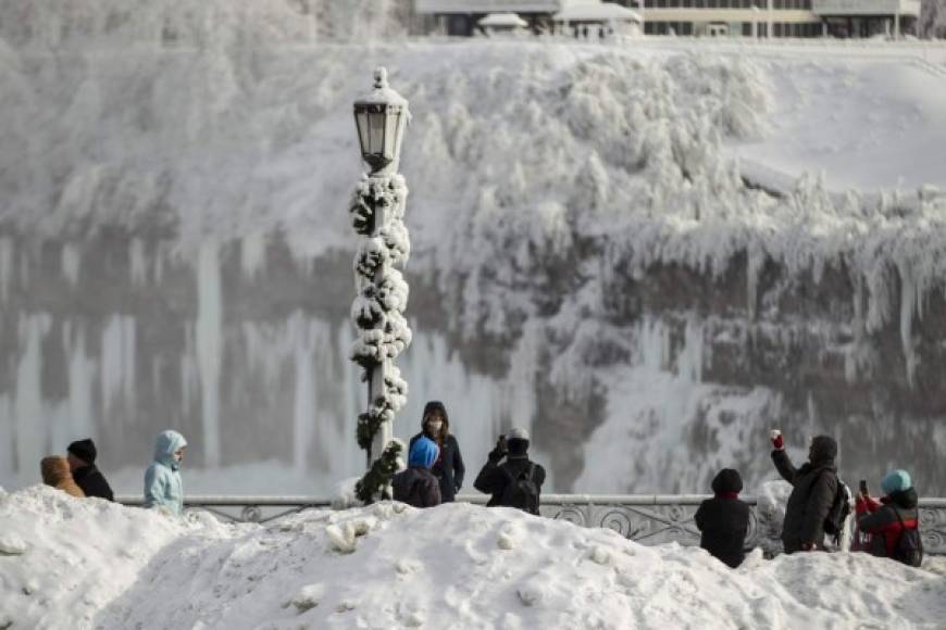 Las fotos de las cataratas rodeadas de hielo se han convertido en una atracción mundial en los últimos días.