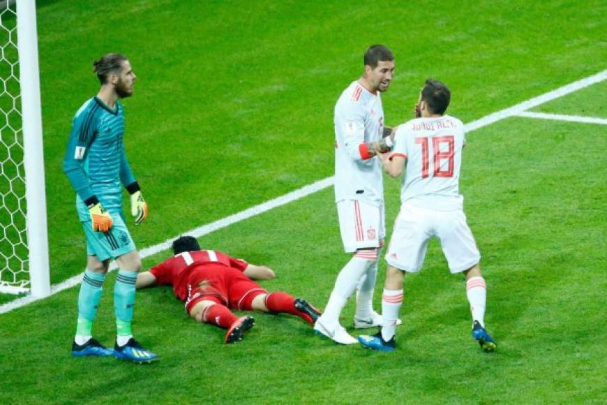 Sergio Ramos llamó la atención a Jordi Alba en una jugada de ataque de Irán. Foto AFP