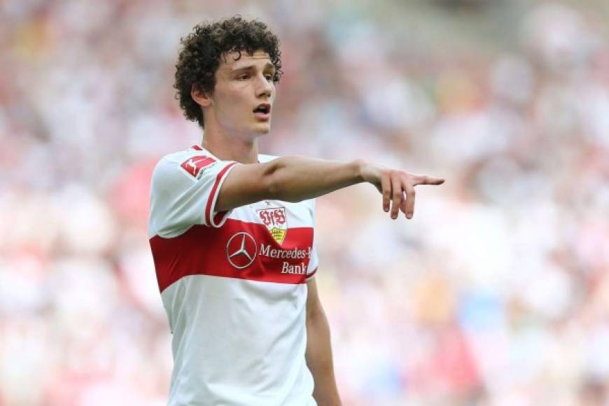 Según La Gazzetta dello Sport, Benjamin Pavard sigue siendo la primera opción del Bayern Múnich, que aún no ha realizado ningún gran movimiento este verano salvo la llegada gratis de Leon Goretzka. El fichaje del francés del Stuttgart estaría relacionado con la posible salida de Boateng.