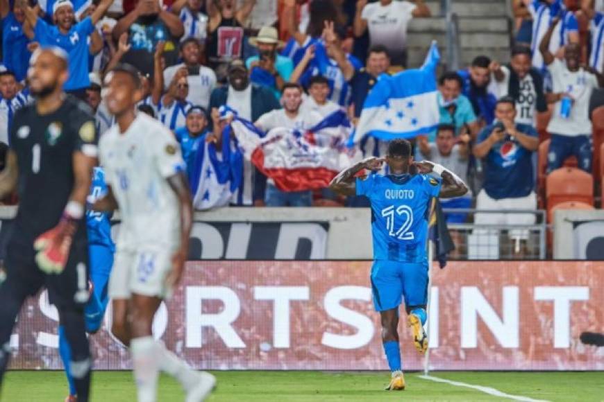 ¡Qué imagen! Romell Quioto celebrando su golazo y al fondo lo esperan con alegría los aficionados catrachos.