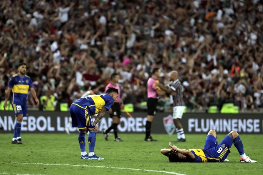 Los jugadores de Boca Juniors, destrozados y abatidos en la cancha del Maracaná tras perder la final de la Copa Libertadores ante Fluminense.