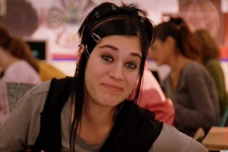 Chicas pesadas ► Lizzy Caplan es una actriz estadounidense que el público recuerda por dos cosas: seis años de relación con el actor Matthew Perry (Chandler de “Friends“) y el papel de la adolescente Janis de ”Chicas pesadas'. Pero en la vida real es... ¡simplemente mira la foto!