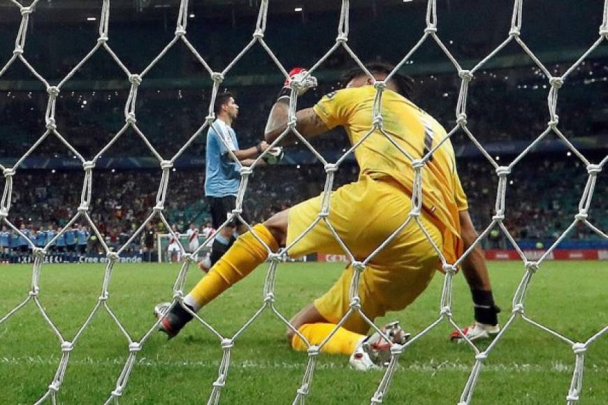 El portero peruano Pedro Gallese celebrando luego de pararle el penal al uruguayo Luis Suárez. Foto EFE