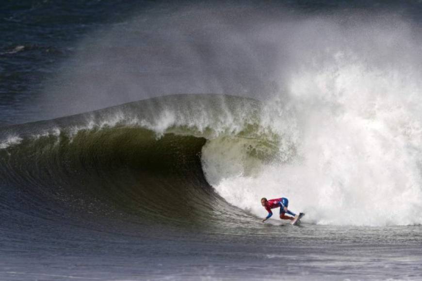 SURF. Desafiando las olas. El australiano Stuart Kennedy compite en la quinta manga de la etapa portuguesa del Campeonato Mundial de Surf en las playas de Peniche.