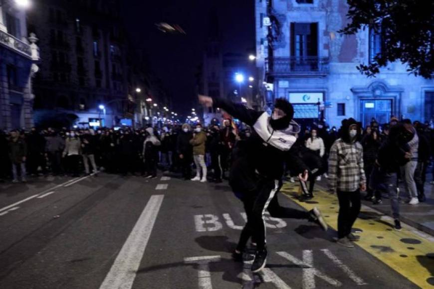 Enrabiados y sin miedo, muchos jóvenes se han enzarzado en las últimas noches en combates directos contra los agentes, saltando sobre sus coches o incluso persiguiéndolos. Estos respondieron con cargas esporádicas o con proyectiles de foam, que hirieron a una joven que perdió un ojo.