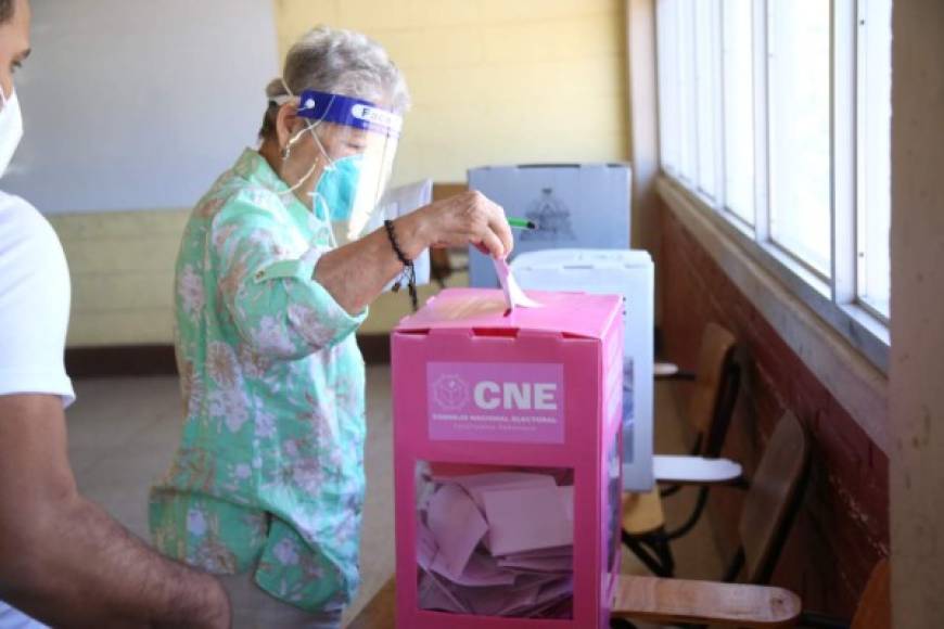 Bajo estrictas medidas de bioseguridad, personas de la tercera edad se sumaron al proceso electoral de Honduras.