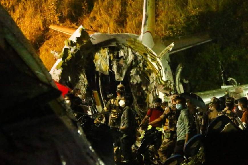 Varias personas a bordo tuvieron que ser rescatadas con equipos especiales. Se necesitaron tres horas para limpiar a todos los heridos y los cuerpos, dijeron las autoridades.