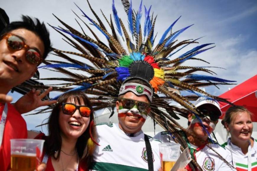 Mexico's fan pose as they arrive for the Russia 2018 World Cup Group F football match between South Korea and Mexico at the Rostov Arena in Rostov-On-Don on June 23, 2018. / AFP PHOTO / JOE KLAMAR / RESTRICTED TO EDITORIAL USE - NO MOBILE PUSH ALERTS/DOWNLOADS
