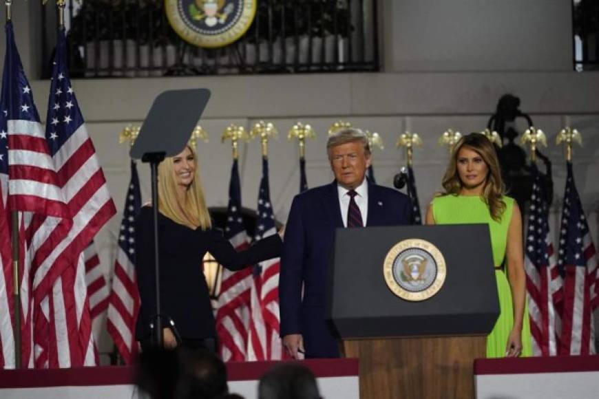 Melania e Ivanka Trump protagonizaron un momento viral durante el cierre de la Convención Republicana luego de que las cámaras captaran a la primera dama dirigir una mirada de total desagrado a la hija favorita del presidente estadounidense.