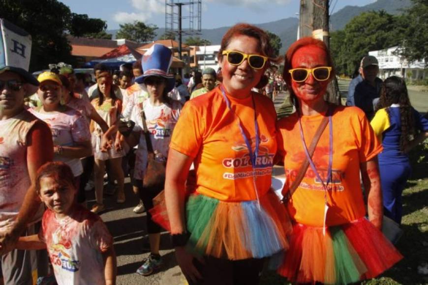 Más de 15 mil hondureños participaron en el Colorun 2014. Algunos lucieron sombreros, lentes, máscaras, pelucas, tutú con diversas formas en el día más colorido del año.
