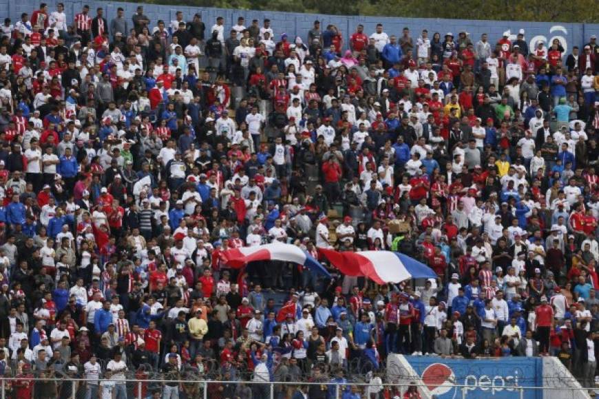 Los aficionados del Olimpia apoyando a su equipo en la gran final contra el Motagua.