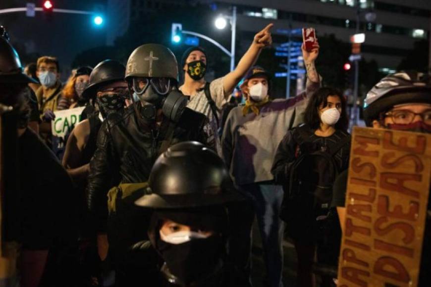 Cientos de personas también marcharon el lunes en la ciudad de Nueva York para mostrar su cólera ante lo ocurrido.