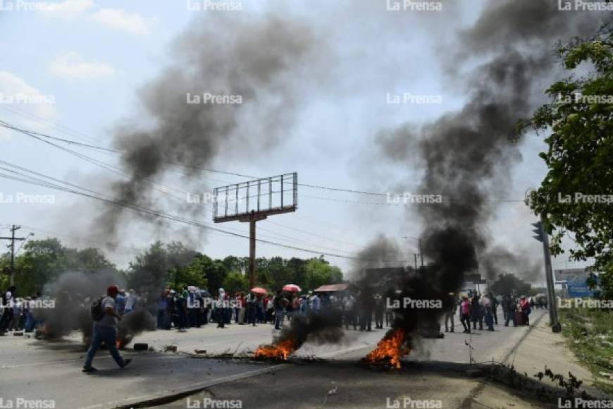 El negro humo se eleva por los aires, donde se mezclan con el vapor de un verano más que este año ha sido más que caluroso.