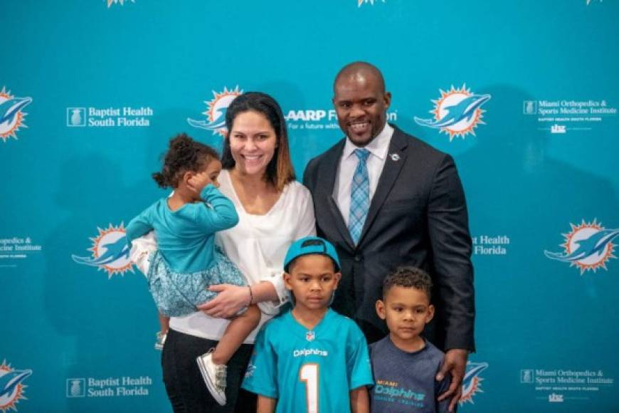 Brian Flores llegó acompañado de su familia a la presentación como entrenador en jefes de Miami Dolphins.