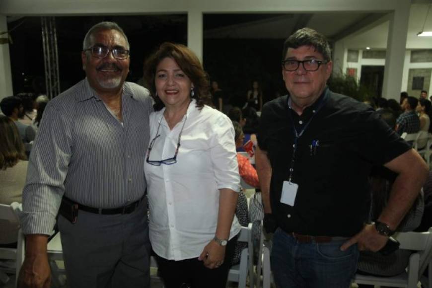 Ricardo y Lorena Irías con Jorge Villanueva.