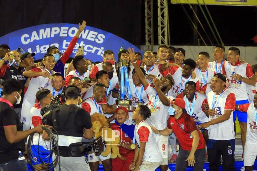 Los jugadores del Olimpia se aprestan a levantar el trofeo de campeones del Torneo Apertura 2021.