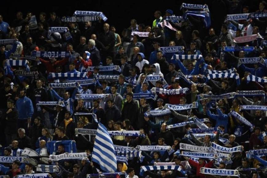 Los jugadores del Leganés a la finalización del encuentro que han disputado esta noche frente al Real Madrid en el estadio Butarque, y que ha significado el descenso a segunda división del equipo pepinero. EFE/Mariscal<br/>