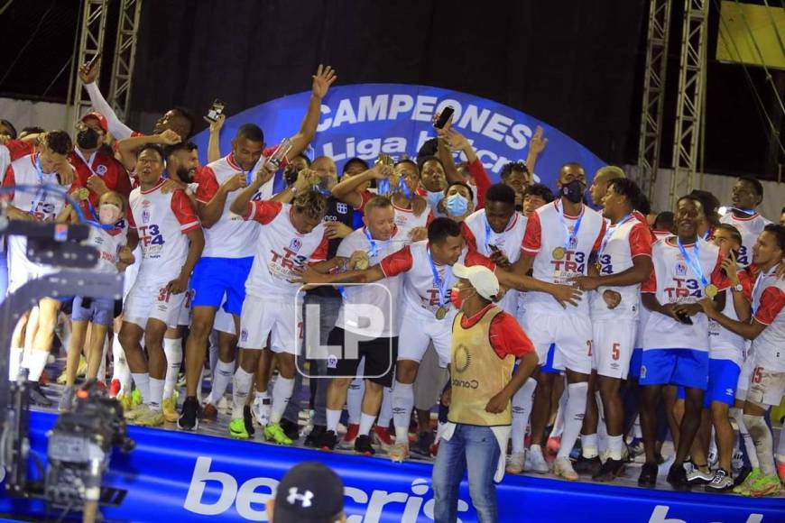 Los jugadores subidos en el escenario que montó la Liga Nacional ya con sus medallas de campeones esperando la Copa.