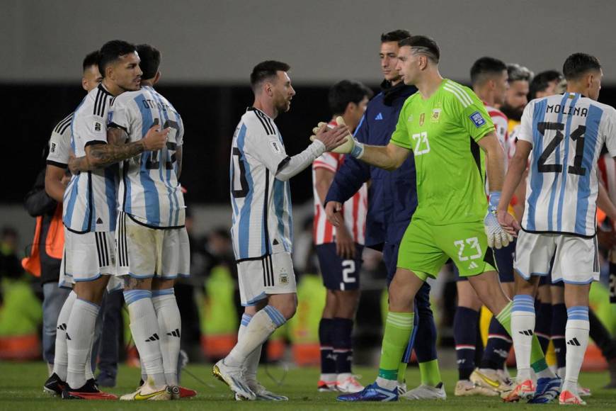 El capitán argentino saludando a sus compañeros tras la victoria de Argentina sobre Paraguay.