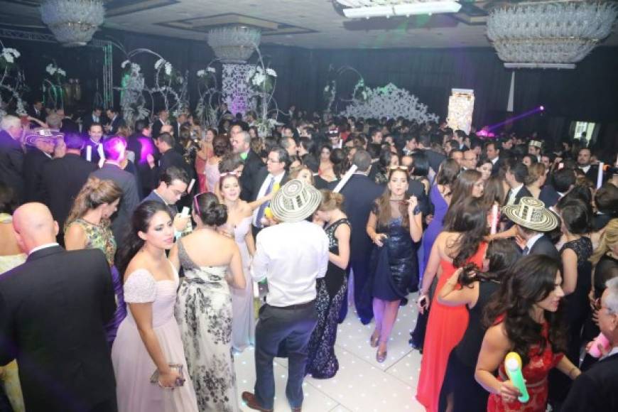 Cerca de mil invitados gozaron como nunca la boda de Mario Alberto y Leila Sofía, quienes protagonizaron una boda histórica, elegantísima, llena de magia y amor. El carnaval a la medianoche fue al estilo Barranquilla con los famosos Congos.