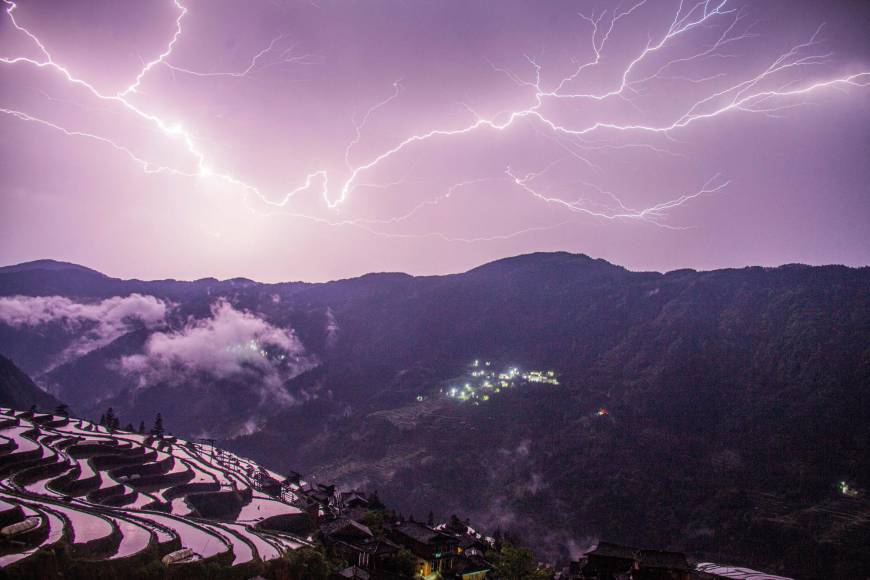 Las fuertes lluvias comenzaron el jueves en la provincia de Guangdong y la crecida de los ríos provoca temores de que se produzcan inundaciones “no vistas en un siglo” en esta poblada región, conocida por su industria manufacturera.