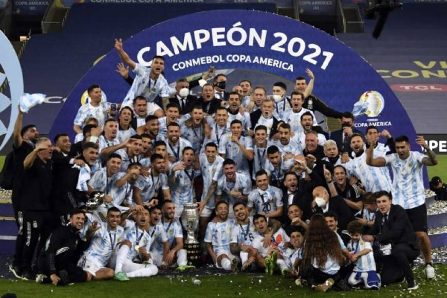 El plantel de Argentina posando con el trofeo de campeones de la Copa América 2021.